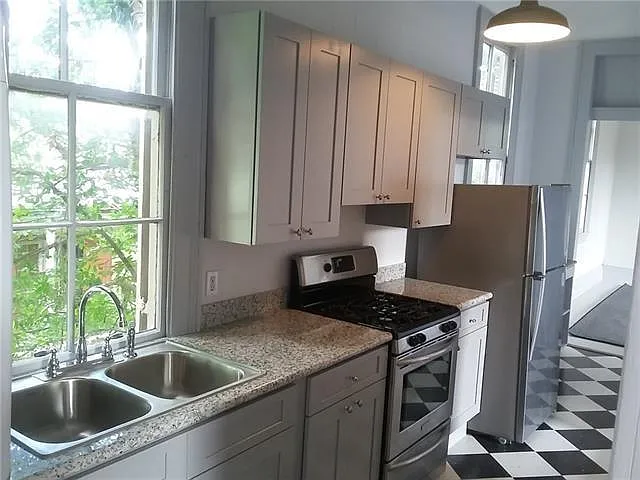 827 Louisa St #UPPER — Photo 6