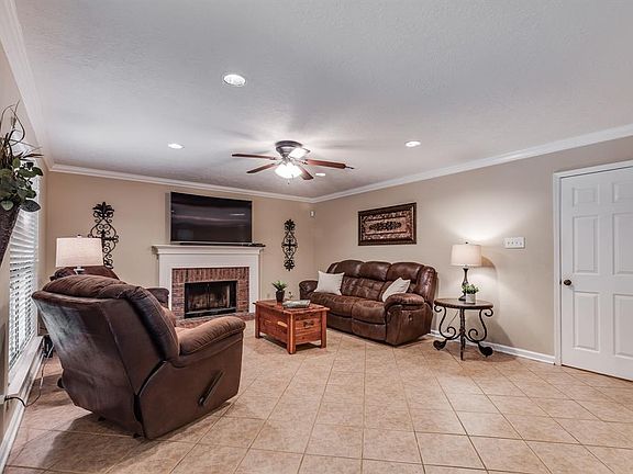 5th image of 4118 Woodbridge Dr