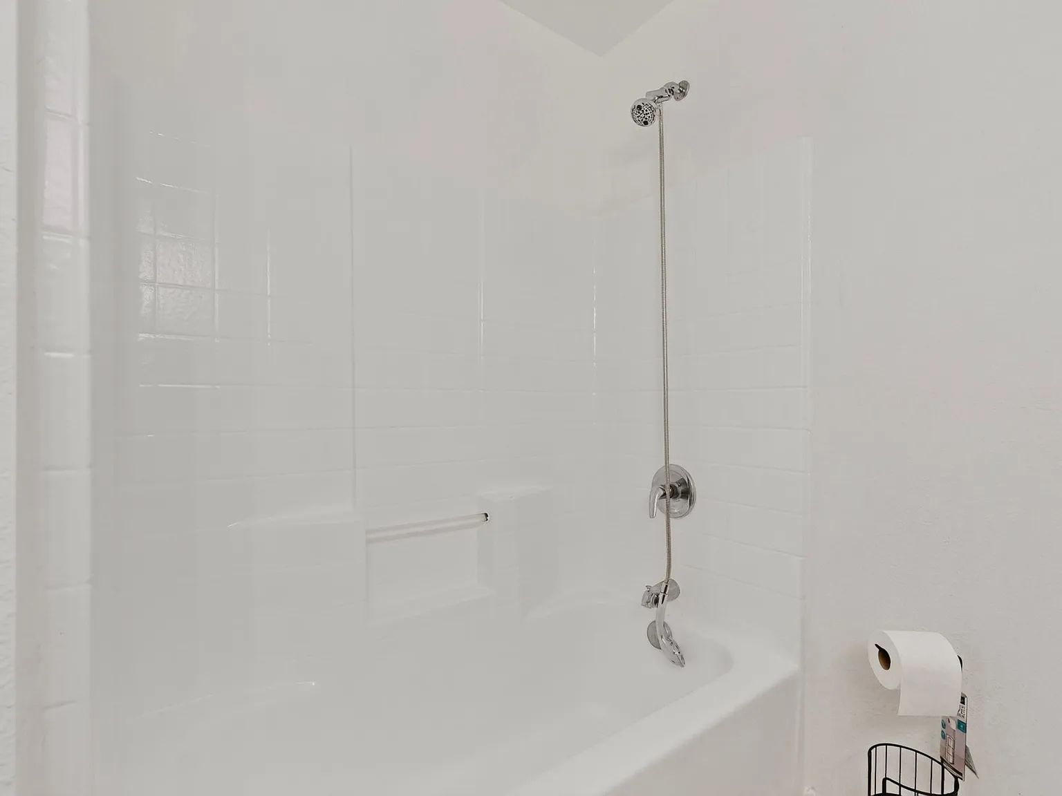 3 bed, 2052 sqft, $2,600 — Photo 2