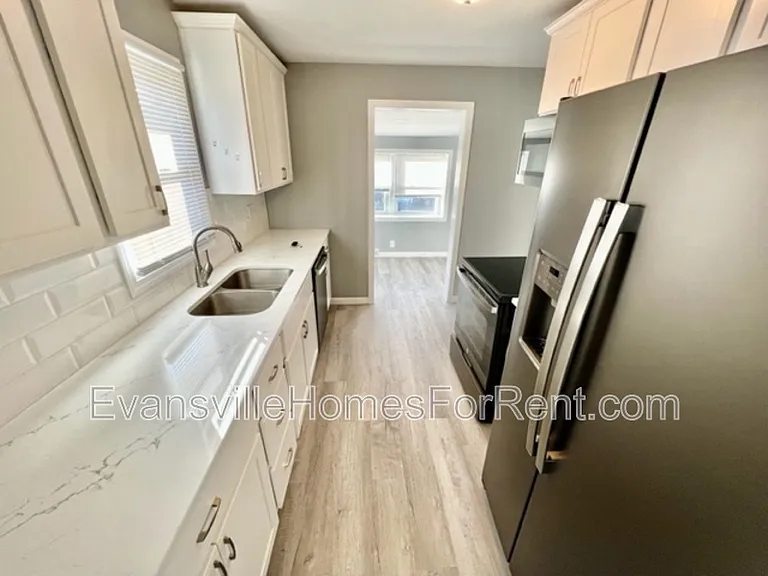 907 E Broadway St — Photo 6