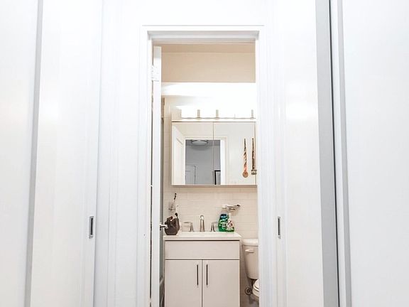 4th image of 165 E 35th St APT 10H