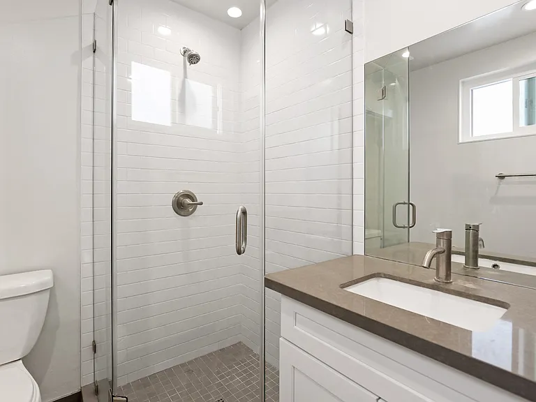 Studio Apartment with Full-Size Bathroom and Stand-Up Shower