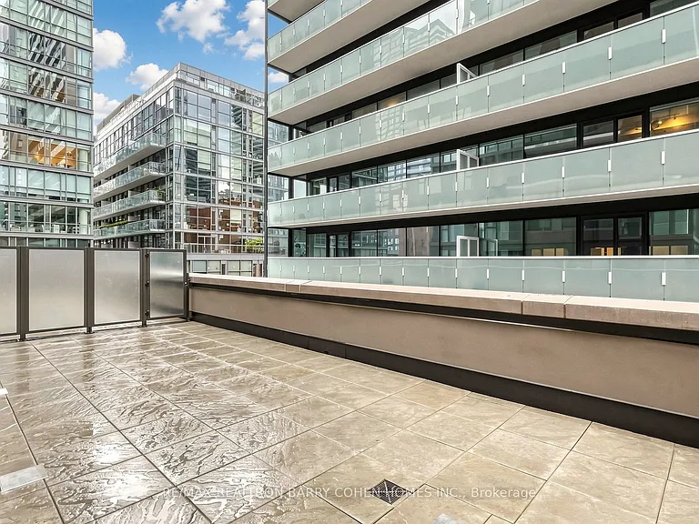 400 King St W #823 — Photo 42
