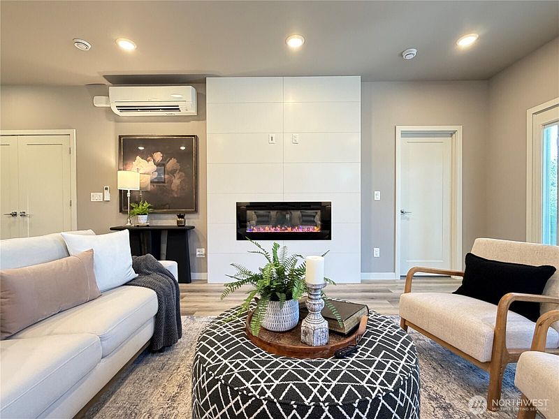 5th image of 4286 Creston Way