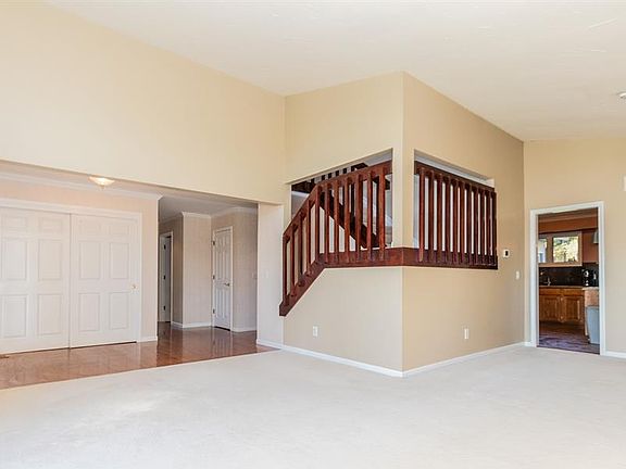 5th image of 3482 Surrey Ln