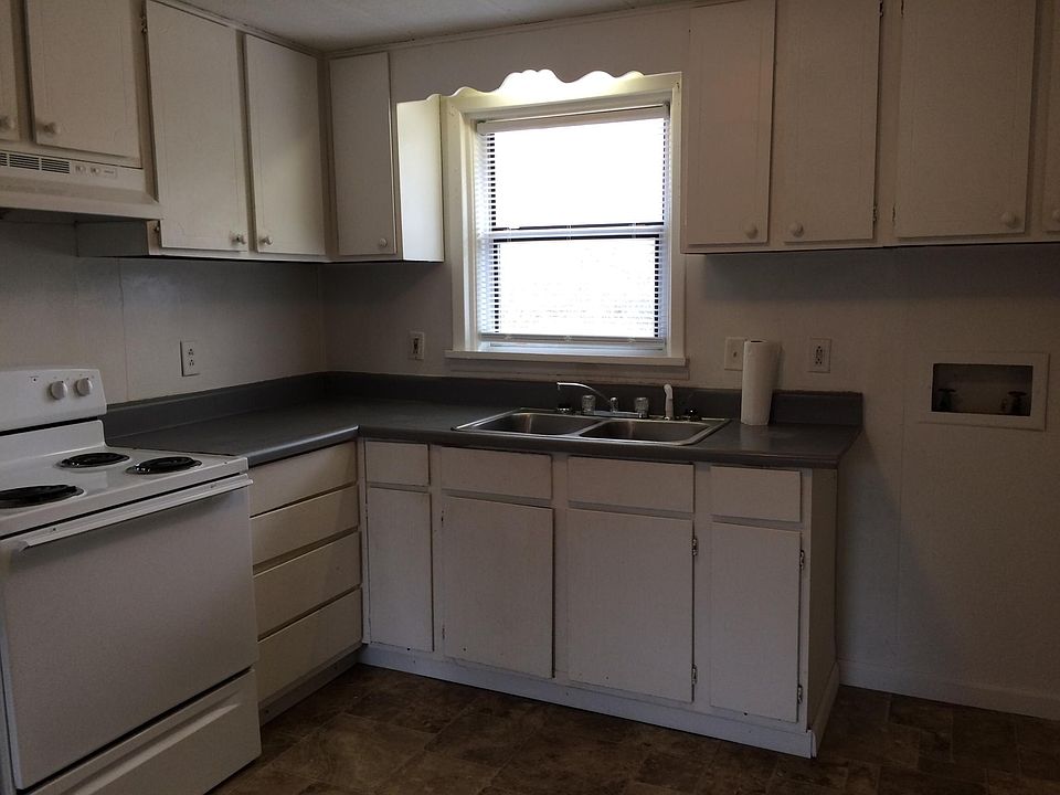Kitchen has elect stove, refrigerator, washer and dryer conn