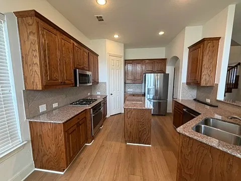 3 bed, 2638 sqft, $2,595 — Photo 4