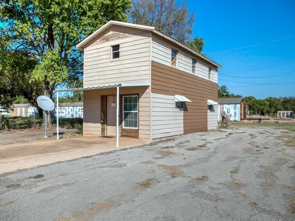 512 S 1st St, Waurika, OK 73573