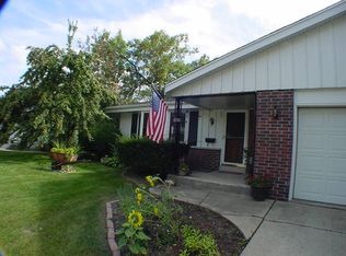 5075 Saxony Ln, Greendale, WI 53129
