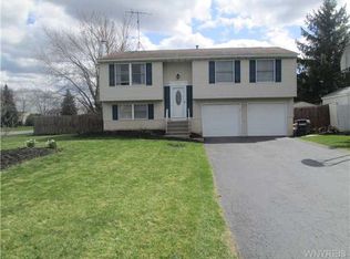 6580 Parkwood Dr, Lockport, NY 14094