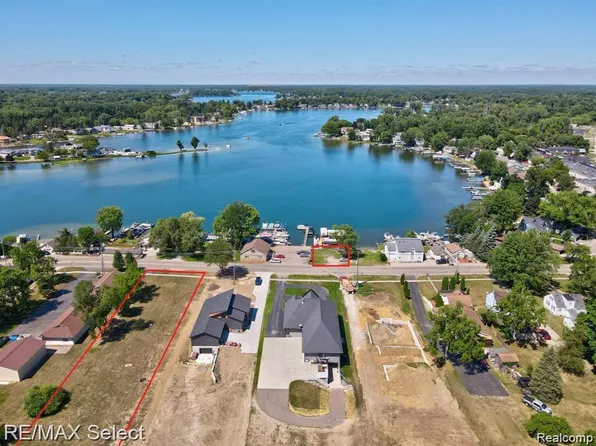 2105 S Long Lake Rd, Fenton, MI 48430