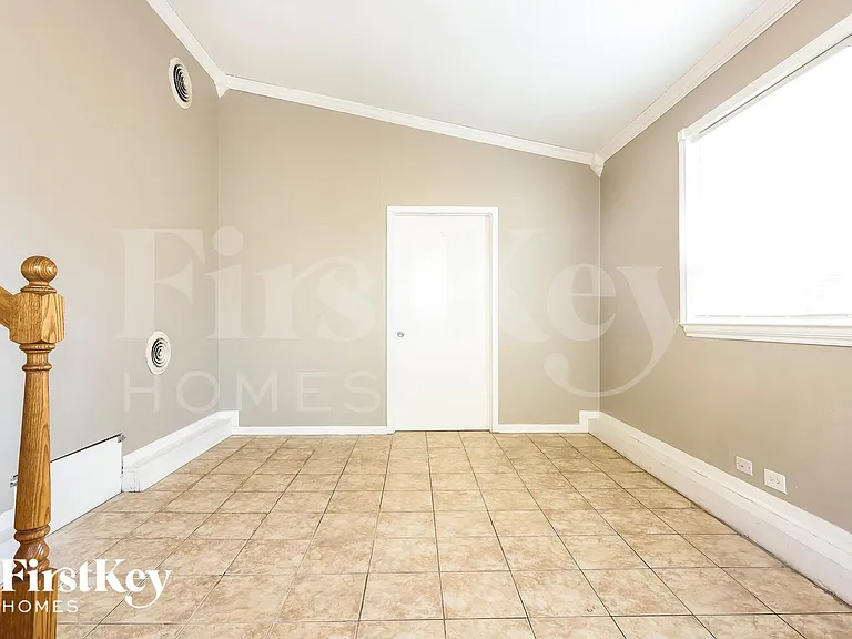 1102 Shoreland Ct — Photo 3