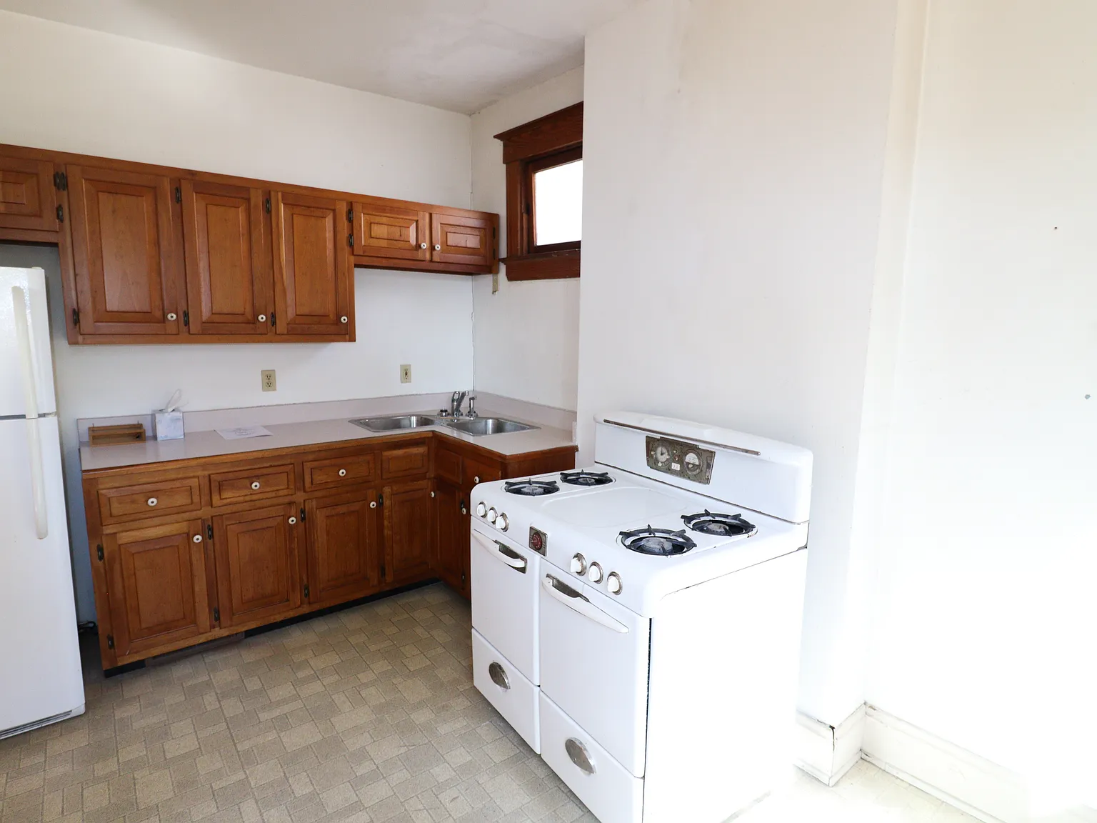 5 bed, 2218 sqft, $1,999 — Photo 2