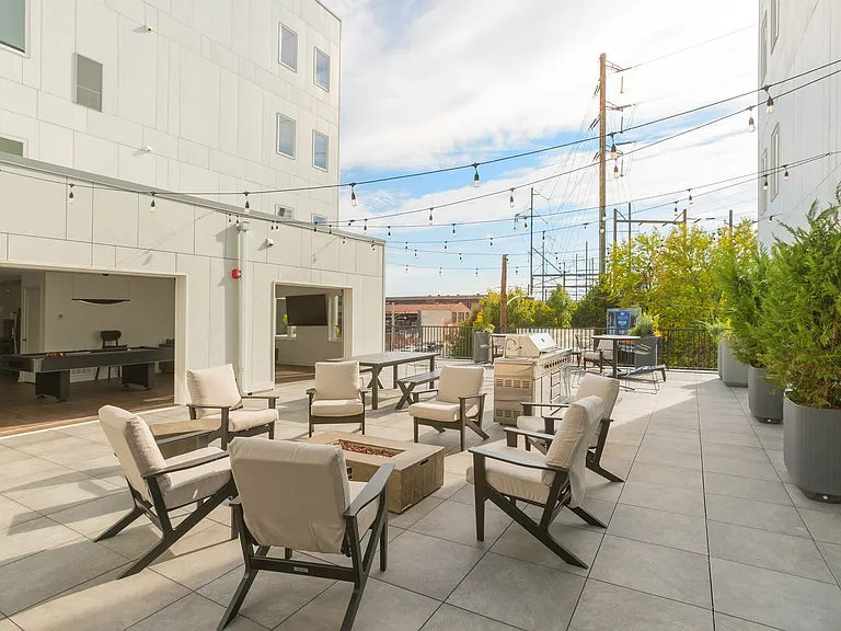 Graduate Pointe — Photo 205