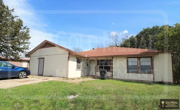 3 bed, 1.0 bath, $795 — Photo 1