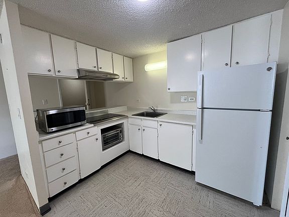 3rd image of 440 Lewers St APT 902
