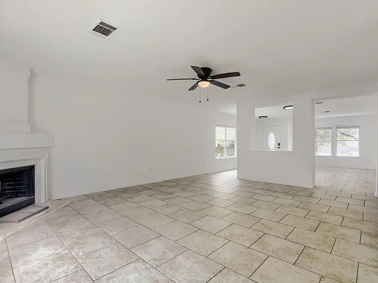 512 Woodford Dr — Photo 4