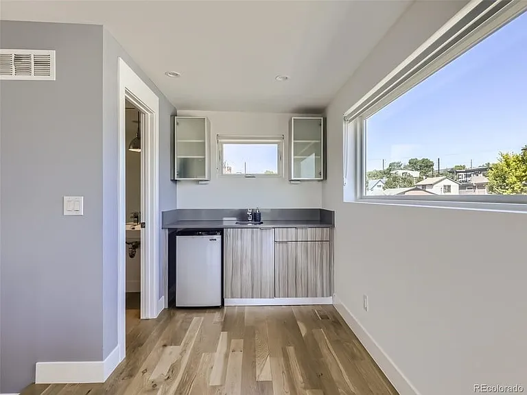 Top floor wet bar