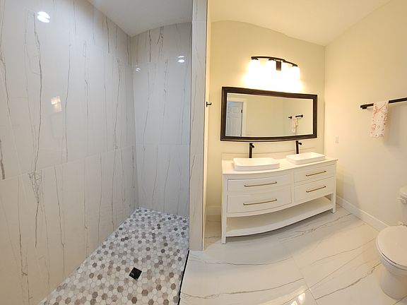 2nd image of 6400 Las Palmas Way