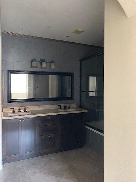 Master Bathroom. Walk in closet and jacuzzi tub.