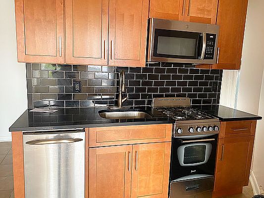 3rd image of 323 Bleecker St #18