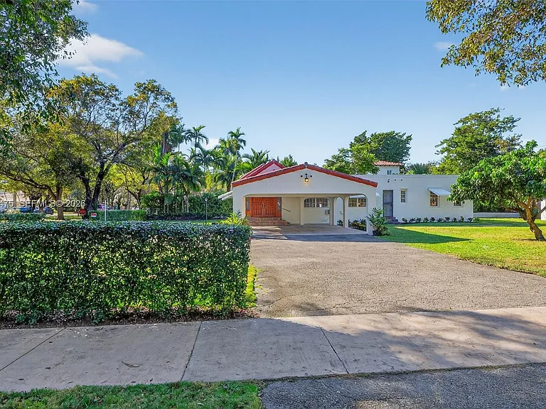 1305 Alhambra Cir — Photo 43