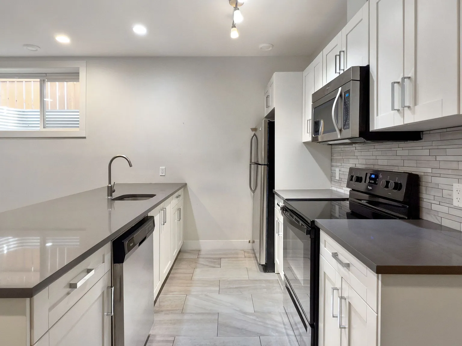 11 Hendon Drive NW, Calgary - Lower — Photo 3