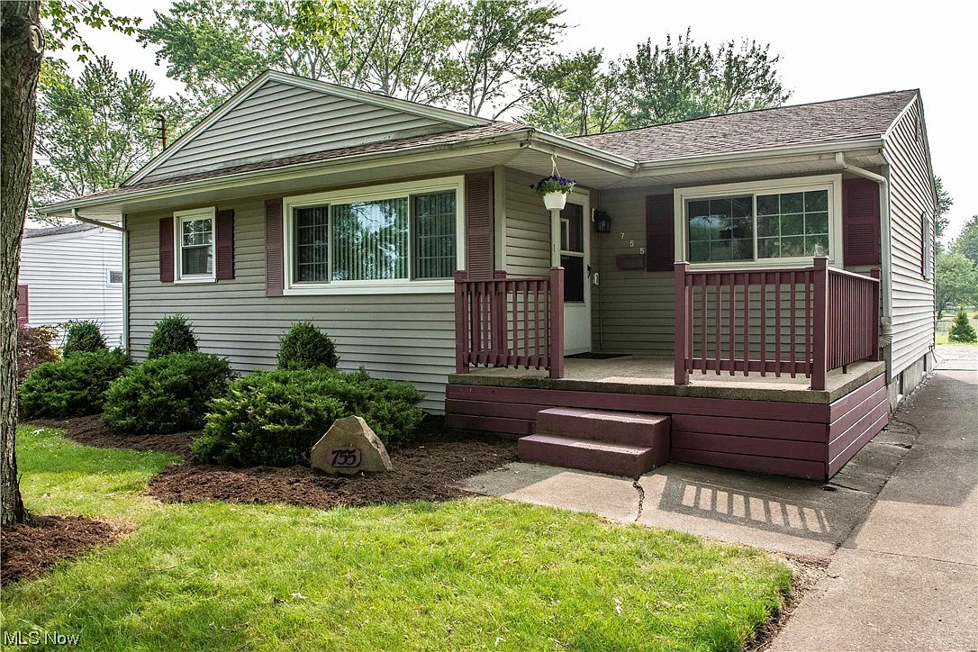 755 Elmwood Dr photo 1