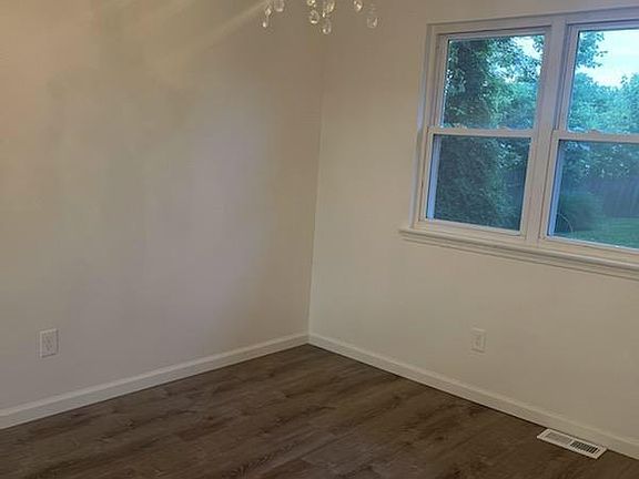 3rd image of 932 Alexandria Dr