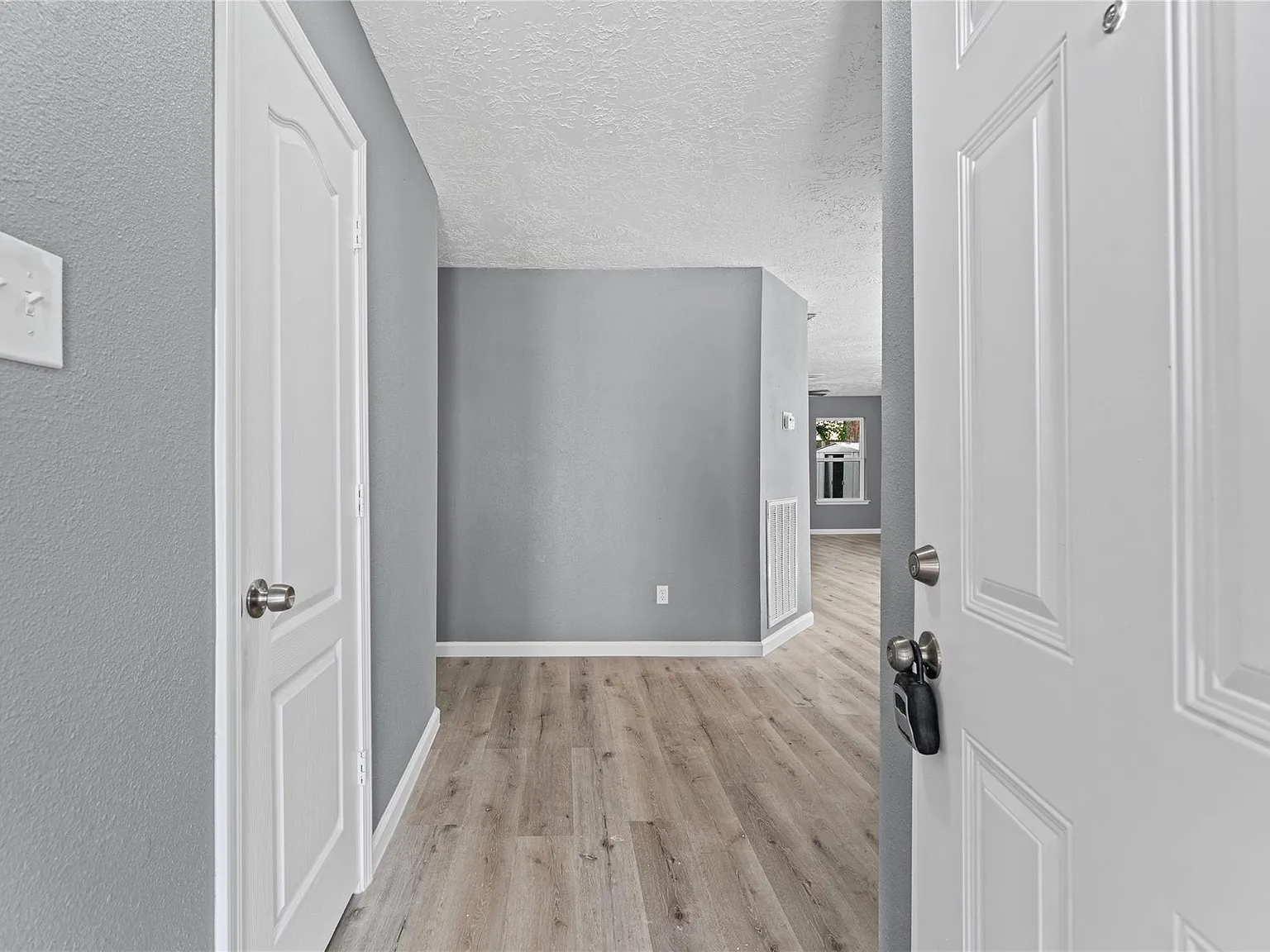 4 bed, 2.0 bath, 1692 sqft, $1,850 — Photo 3
