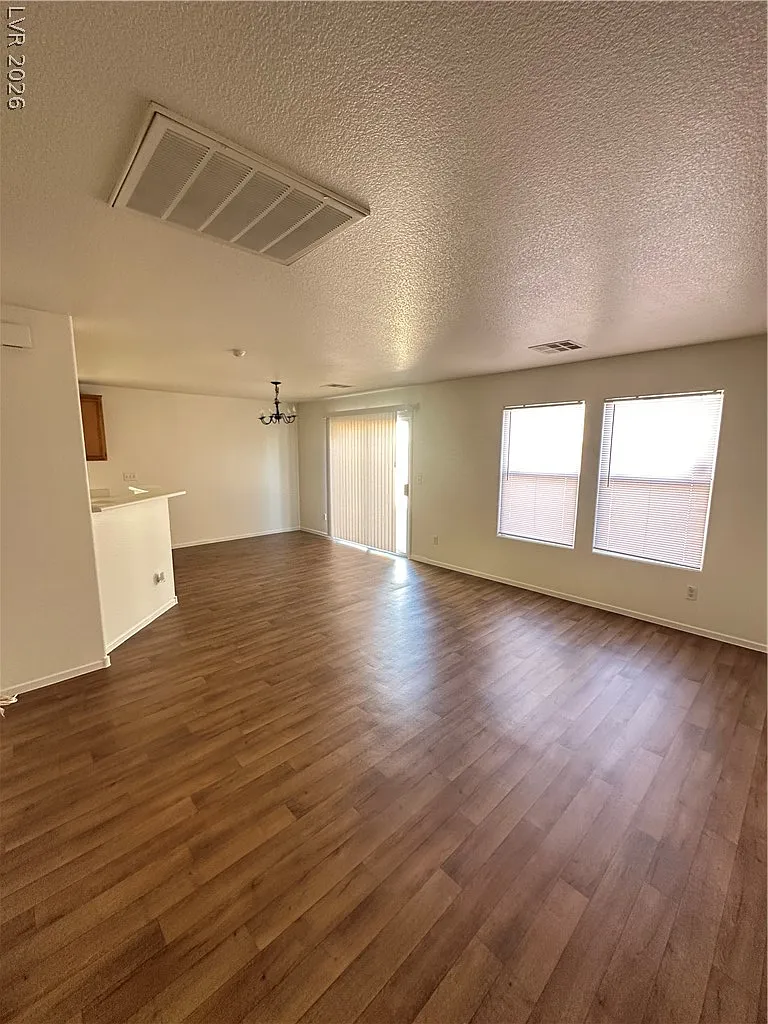 3 bed, 2.5 bath, 1505 sqft, $1,942 — Photo 4
