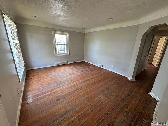 3rd image of 22641 Pembroke Ave