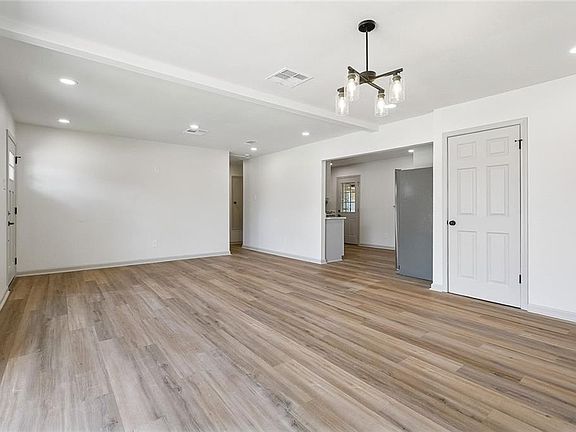3rd image of 2248 Sauvage Ave