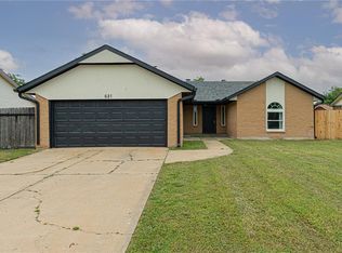 621 SW 25th St, Moore, OK 73160
