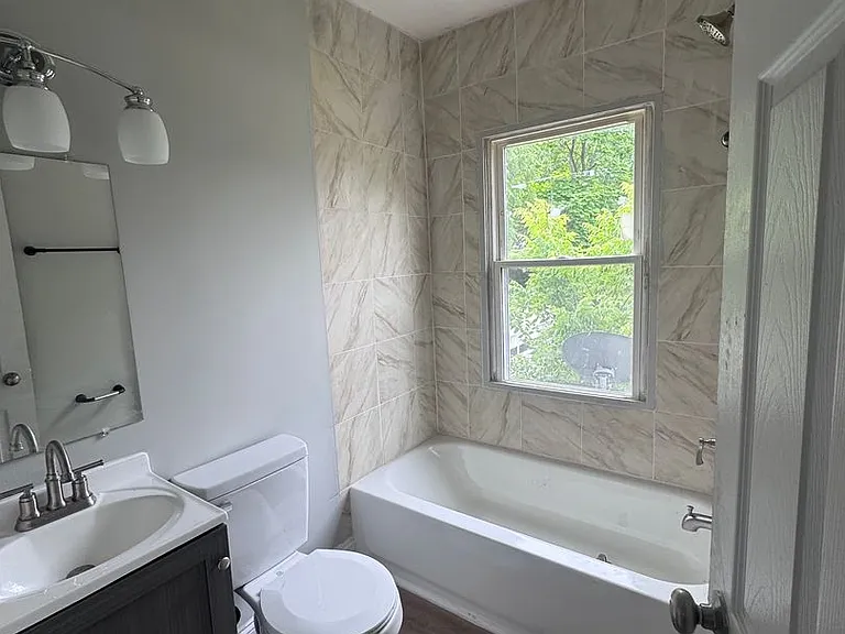 551-553 Ross Ave — Photo 5
