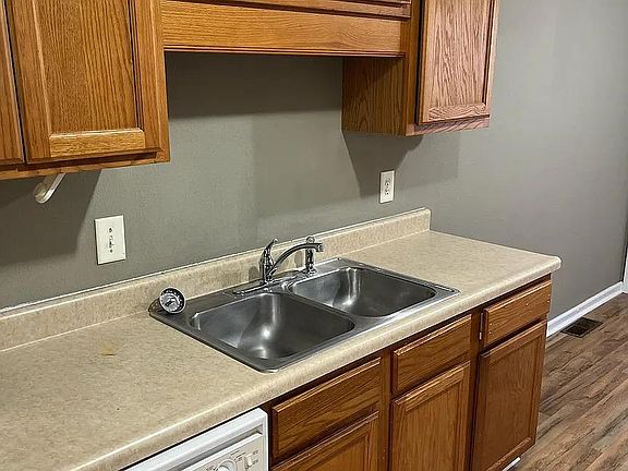 4th image of 918 Kingsbury Dr APT B