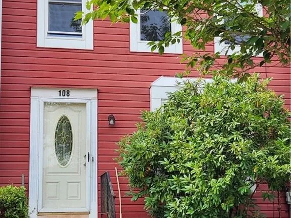 108 Cambria Hill Dr, Tarentum, PA 15084