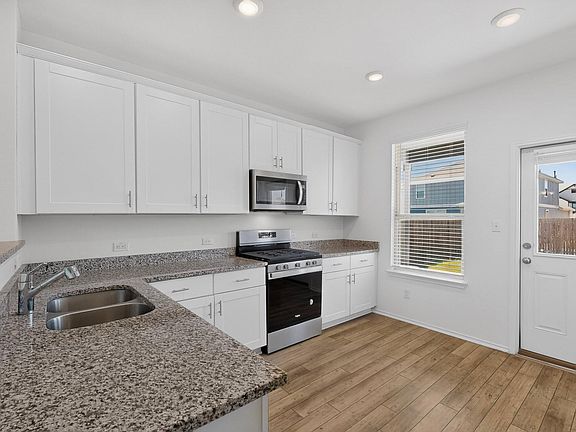 5th image of 225 English Oak St