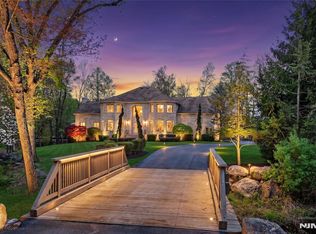9 Heller Ct, Mahwah, NJ 07430