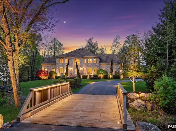 9 Heller Ct, Mahwah, NJ 07430