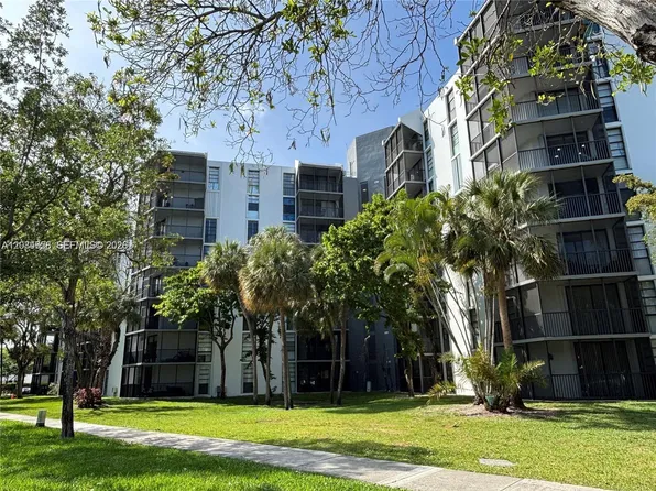 3301 N Country Club Dr APT 211, Aventura, FL 33180