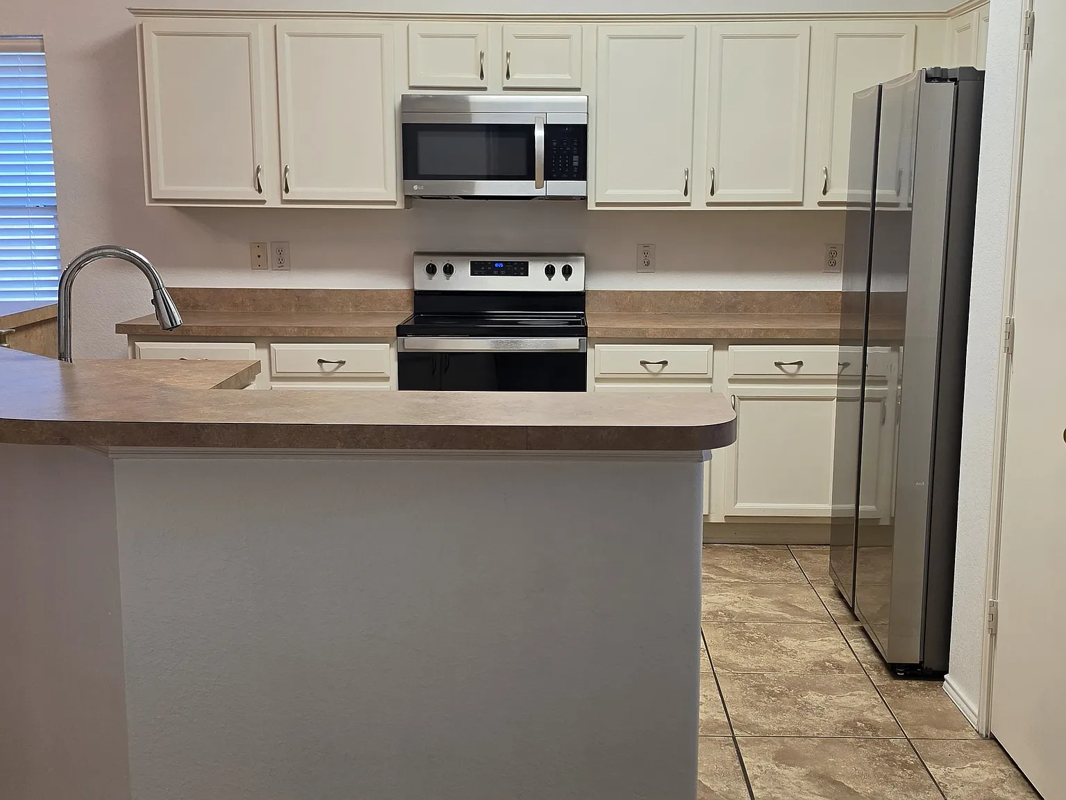 3 bed, 1948 sqft, $2,300 — Photo 4