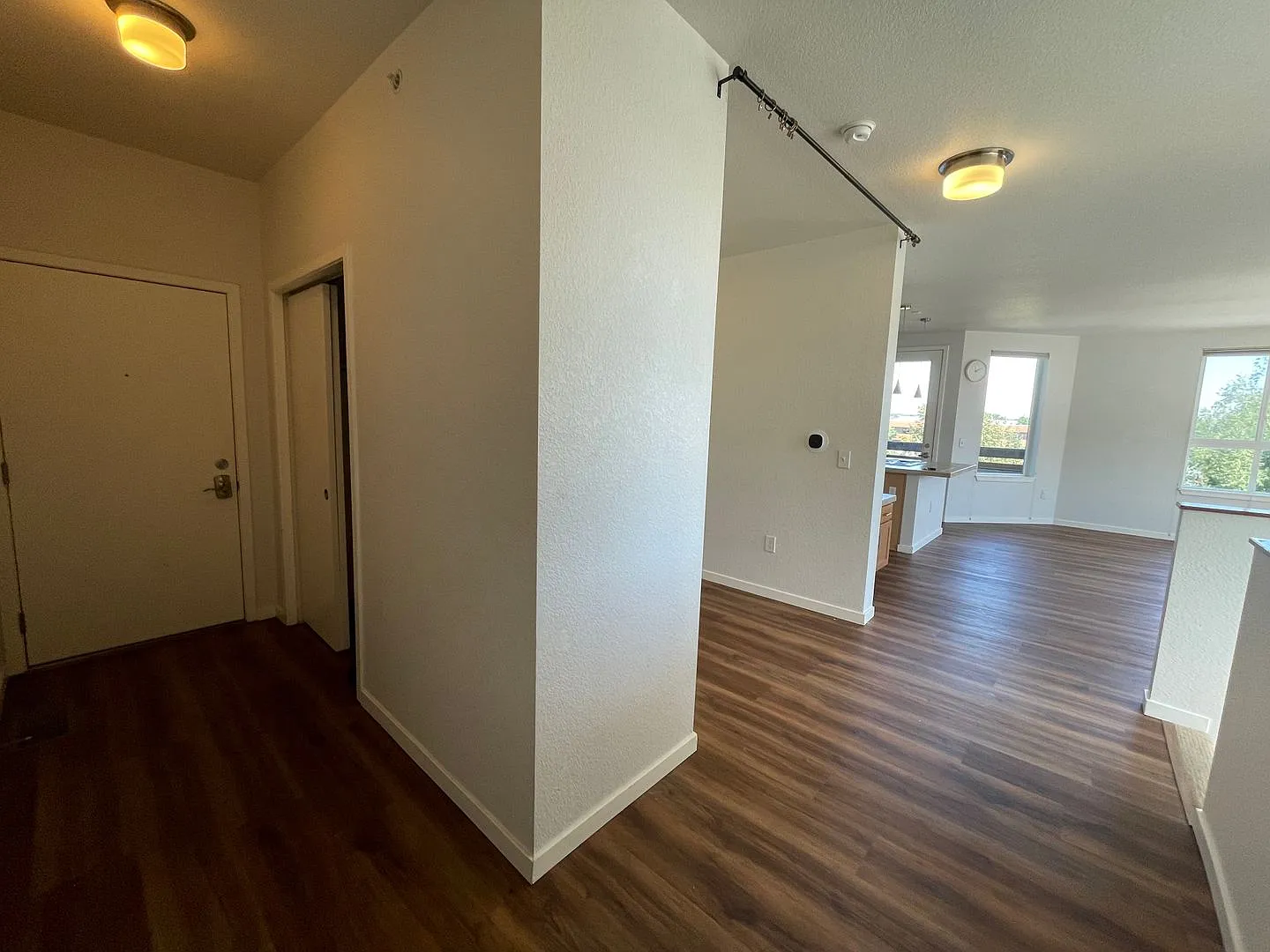 Beautiful and Bright 2B/2.5B off 28th and Colorado! — Photo 2