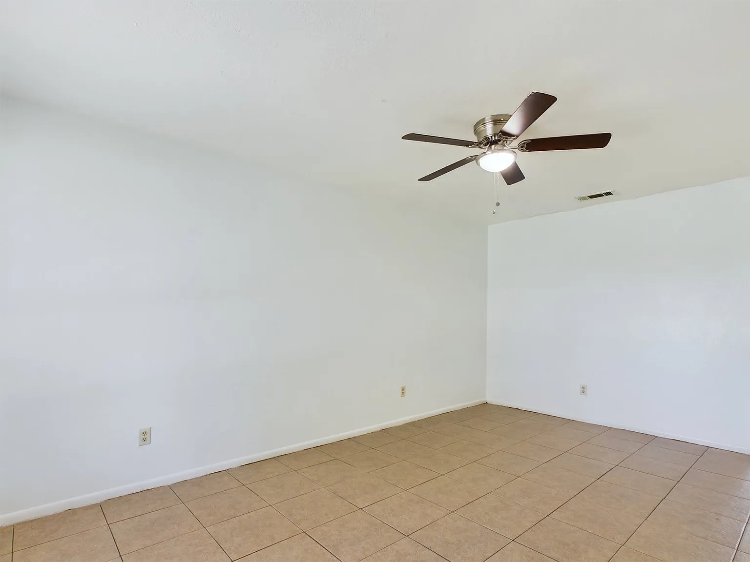2 bed, 2.0 bath, 1054 sqft, $1,200 — Photo 2