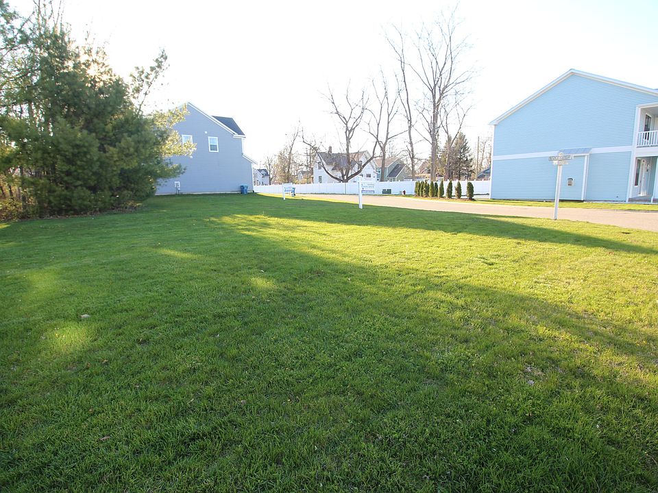 1st image of 220 Maple Gate Dr