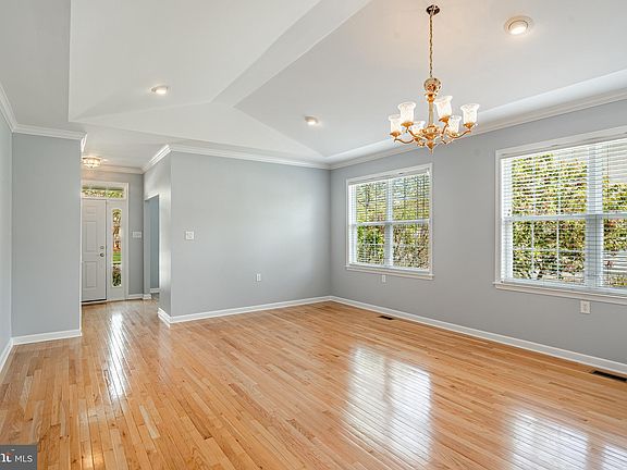 4th image of 330 Randall Ln