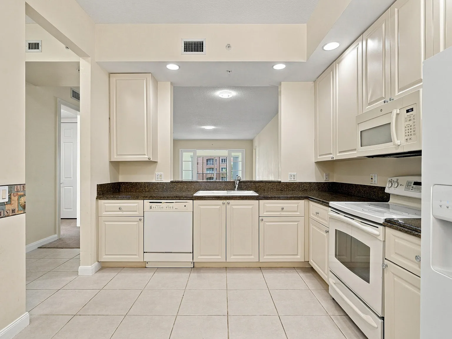 2 bed, 2.0 bath, 1989 sqft, $2,500 — Photo 2