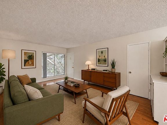 3rd image of 941 N San Vicente Blvd APT 4