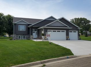 1542 Gray Fox Dr NE, Owatonna, MN 55060