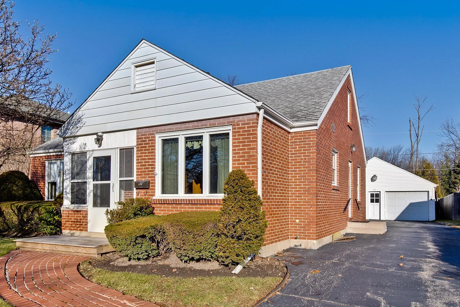 1041 Court Ave photo 1
